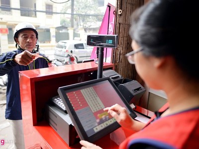 Thu nhập từ bán vé số Vietlott tại Hà Nội đang không đạt kỳ vọng của người bán khi so sánh với việc kinh doanh các mặt hàng, dịch vụ khác tại cùng mặt bằng, dù mức vốn bỏ ra không hề nhỏ. Ảnh minh họa: Lê Hiếu.