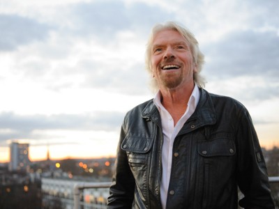 Richard Branson thành lập Virgin Group với hơn 400 công ty.