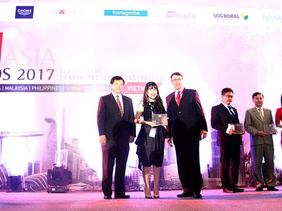  Bà Trần Võ Thùy Ân, Giám đốc Tiếp thị Công ty cổ phần Phát triển bất động sản Phát Đạt lên nhận giải BCI Top 10 nhà phát triển bất động sản hàng đầu Việt Nam.