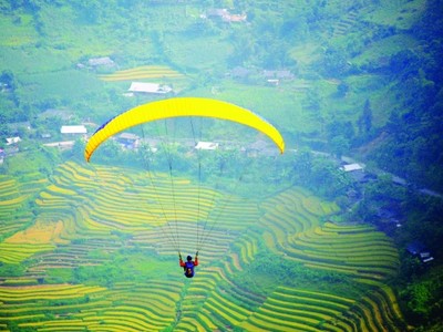 Bay dù lượn ngắm ruộng bậc thang mùa nước đổ