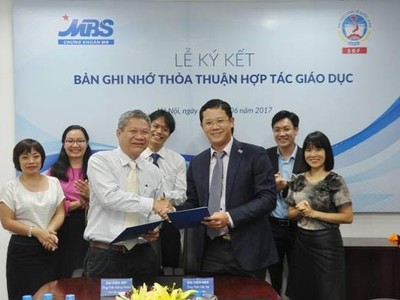 Ông Trần Hải Hà, Tổng giám đốc MBS và ông Trần Đăng Khâm, Viện phó Viện Ngân hàng - Tài chính (Đại học Kinh tế Quốc dân ký kết biên bản ghi nhớ về hợp tác thường niên giữa 2 đơn vị
