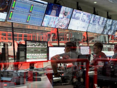 Toàn bộ nhà máy được tự động hoá, do 3 kỹ sư điều khiển thông qua hệ thống máy tính trung tâm. Ảnh: Bloomberg