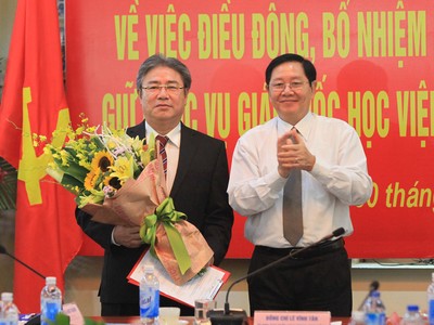 Bộ trưởng Bộ Nội vụ Lê Vĩnh Tân chúc mừng tân Giám đốc Học viện Hành chính quốc gia Đặng Xuân Hoan. Ảnh: VGP/Công Việt