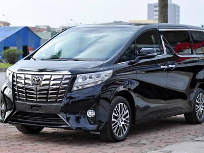 Alphard có vẻ ngoài hầm hố, khác hẵn với những mẫu xe phổ thông của Toyota.