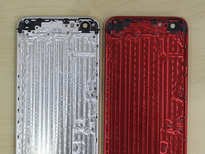 Mặt trong (bên phải) vỏ dùng để thay cho iPhone.