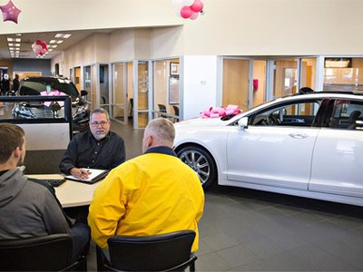 Số người Mỹ ký hợp đồng thuê xe thay vì mua ngày càng tăng. Ảnh: Bankrate.