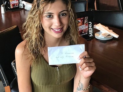 Brianna Siegel, 21 tuổi, cầm phong bì với tờ ngân phiếu 1.200 USD tiền bo. Ảnh: New York Post.