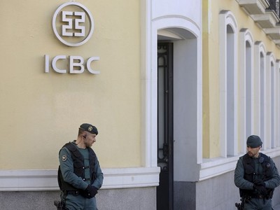 Cảnh sát Tây Ban Nha trong một cuộc đột kích trụ sở Ngân hàng Công thương Trung Quốc (ICBC) ở Madrid, (Nguồn: thepeninsulaqatar.com)