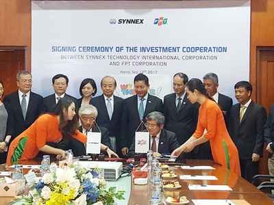 Với thỏa thuận được ký kết sáng 12/9, FPT sẽ bán 47% cổ phần của FPT Trading cho Synnex. (Nguồn: FPT)