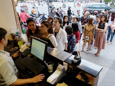 Cảnh xếp hàng mua trà sữa trên một con phố tại TP HCM. Ảnh: Phương Đông