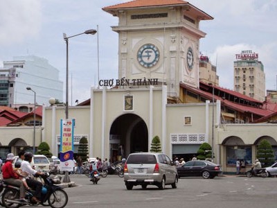 Các ki ốt 2-4 m2 tại chợ Bến Thành có giá sang nhượng 1,2-2,5 tỷ đồng còn giá thuê đạt 30-50 triệu đồng mỗi tháng. Ảnh: Vietnamtourism.org.vn