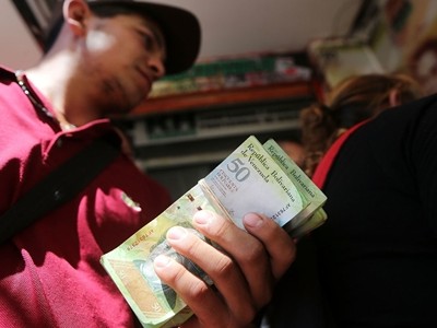 Đồng bolivar của Venezuela gần như chẳng còn giá trị. Ảnh: WISC