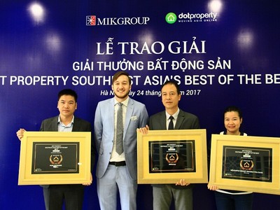 Đại diện Dot Property Awards trao chứng nhận giải thưởng cho MIKGroup.
