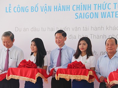 Lãnh đạo UBND TP HCM cắt băng khai trương tuyến buýt sông đầu tiên. Ảnh: Hữu Công