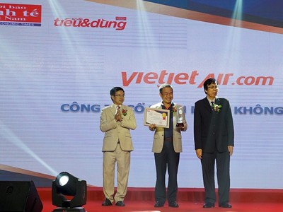 Giám đốc Điều hành Lưu Đức Khánh đại diện cho Vietjet tham dự chương trình và nhận giải thưởng từ ban tổ chức.