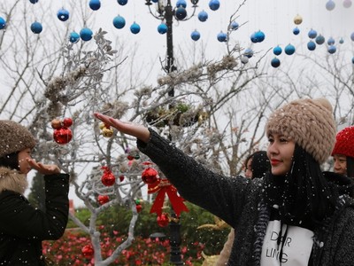 Du khách đổ xô tới “sống ảo” tại Lễ hội mùa Đông ở Fansipan Legend