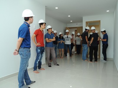 Khách hàng tham quan và giám sát chất lương công trình tại dự án Him Lam Phú An.