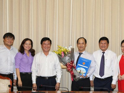 Ông Lê Đức Thanh (ôm hoa) trong buổi lễ trao quyết định giữ chức vụ Phó giám đốc Sở Tư pháp TP HCM mới.
