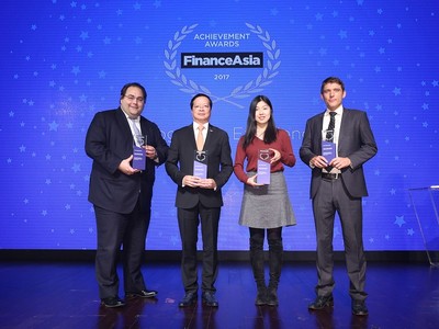 Lãnh đạo Vietjet và các công ty luật và tư vấn quốc tế được vinh danh tại buổi lễ trao giải.