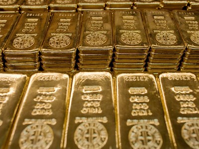 Giá vàng hôm nay (6/2): Chứng khoán lao dốc, tiền chảy mạnh sang vàng