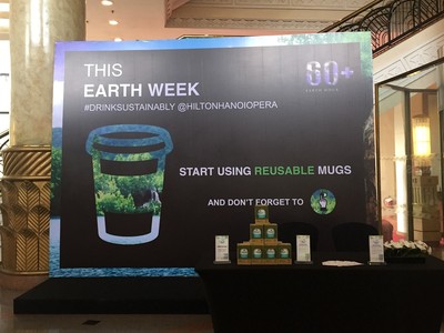 Khách sạn Hilton khuyến khích khách sử dụng cốc sứ thân thiện với môi trường và ống hút giấy