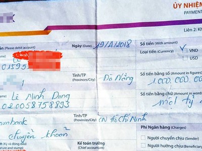 Hóa đơn chuyển tiền 1 tỉ đồng của chị Y đã gửi theo yêu cầu của các đối tượng
Ảnh: Nguyễn Tú.