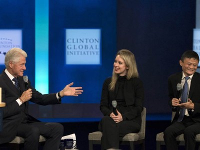 Nữ giám đốc điều hành trẻ tuổi Elizabeth Holmes (giữa) từng nổi tiếng đến mức được mời trò chuyện với Bill Clinton và Jack Ma - Ảnh: Internet