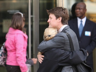 Nhân viên an ủi nhau bên ngoài văn phòng  khu thương mại Canary Wharf của Lehman Brothers. Ảnh: Internet.