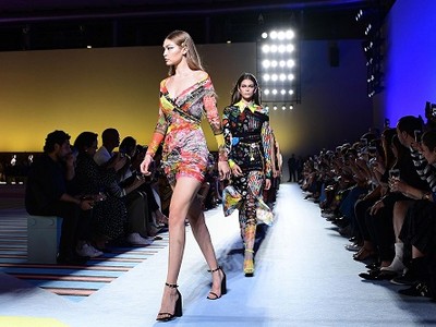 Bộ sưu tập xuân hè 2019 của Versace. Ảnh: Bloomberg.
