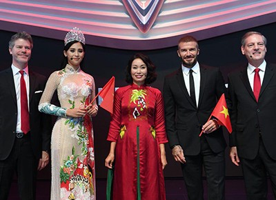 Bà Thuỷ (áo đỏ) tại lễ ra mắt xe VinFast ở triển lãm Paris. Ảnh: VinFast.