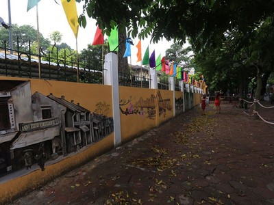 Ngỡ ngàng phố bích họa tái hiện Hà Nội xưa trên phố Phan Đình Phùng