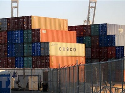 Container hàng của công ty vận tải Trung Quốc COSCO được xếp tại cảng Long Beach ở Los Angeles của Mỹ. (Ảnh: THX/TTXVN)