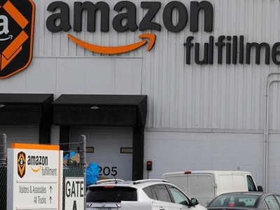 Bên ngoài một trung tâm xử lý đơn hàng của Amazon. Ảnh: Reuters.