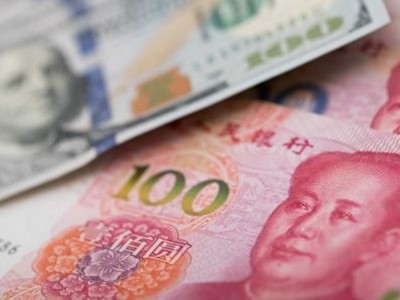 Đồng 100 USD của Mỹ và 100 NDT của Trung Quốc. Ảnh: AFP.