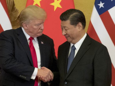 Tổng thống Mỹ Donald Trump (trái) bắt tay Chủ tịch Trung Quốc Tập Cận Bình ở Bắc Kinh tháng 11/2017. Ảnh: AP.