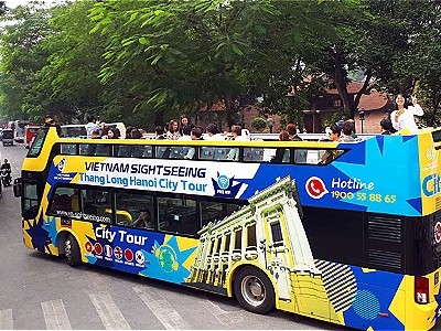 Xe buýt hai tầng chạy qua Văn Miếu - Quốc tử Giám sáng 30/11.Ảnh: Bá Đô.