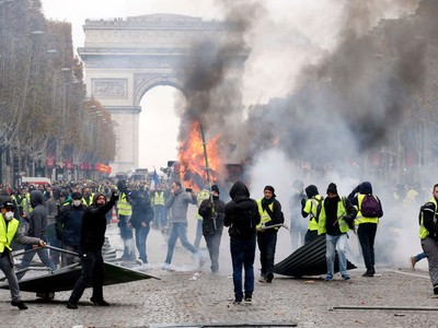 Khải Hoàn Môn tan hoang sau cuộc bạo loạn lớn nhất 5 thập kỷ ở Paris