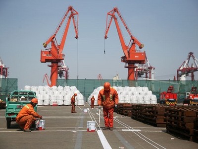 Công nhân đang sơn lại nền tại một cảng của Thanh Đảo, Sơn Đông, Trung Quốc. Ảnh: Reuters
