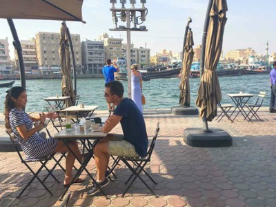 Quán cà phê bên bờ lạch Creekside là nơi lý tưởng để khách ngồi nghỉ sau khi khám phá các con ngõ nhỏ ở chợ. Ảnh: Asiaone.