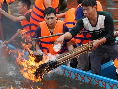 Bắt vịt, thổi cơm thi trên thuyền ở Hải Dương