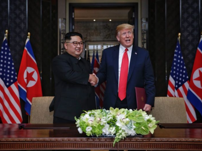 Lãnh đạo Triều Tiên - Kim Jong-un và Tổng thống Mỹ - Donald Trump tại Singapore năm ngoái. Ảnh: Straits Times.