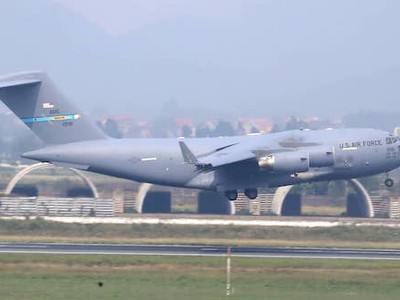Máy bay C-17 Globemaster III đáp xuống sân bay Nội Bài lúc hơn 13h ngày 20/2. Ảnh: Bá Đô