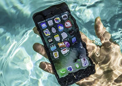 iPhone 2019 được cho là có thể dùng thoải mái dưới nước. Ảnh: Cnet.