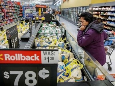 Người dân Mỹ mua sắm tại siêu thị. (Nguồn: Reuters).