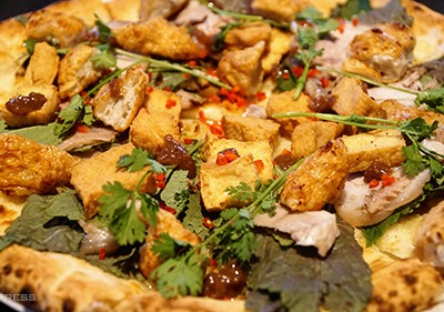 Chiếc pizza bún đậu mắm tôm được phục vụ tại một số chi nhánh của nhà hàng pizza ở Sài Gòn. Ảnh: Di Vỹ.