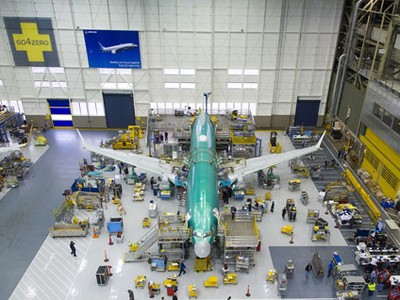 Một chiếc 737 MAX đang được lắp ráp trong xưởng sản xuất của Boeing. Ảnh: Boeing.