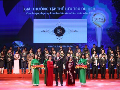 Ông Nguyễn Quang Thịnh - Phó tổng giám Đốc CTCP Dầu Khí Sapa, đại diện BB Group - doanh nghiệp sở hữu BB Hotel SAPA lên nhận cúp lưu niệm.