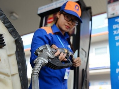 Nhân viên xăng dầu bơm xăng cho khách hàng tại một trạm xăng dầu ở Hà Nội. Ảnh: PV