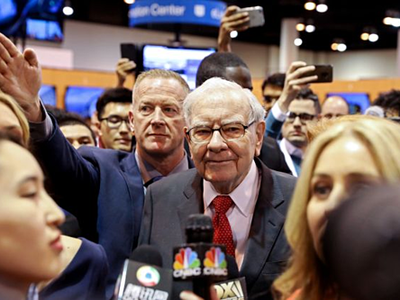 Warren Buffett đi qua sảnh triển lãm của Berkshire Hathaway hôm qua. Ảnh: Reuters.