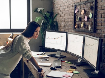 Thị trường tài chính 24h: Áp lực gia tăng